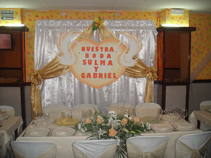 Decoración mesa de novios y el fondo