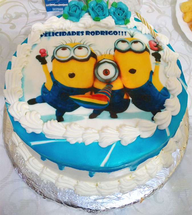 Pastel con foto de los minions Pastel con foto de los minions